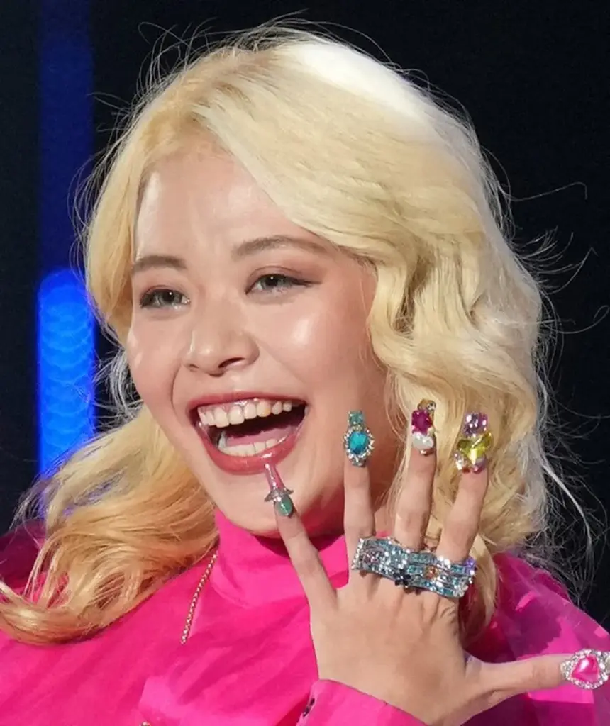 笑顔で話すギャル芸人のエルフ荒川さん