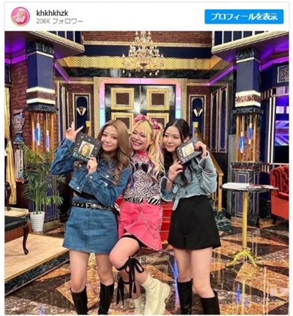 荒川(中)、長妹みなみ(左)、次妹かんな(右) ※「エルフ荒川」インスタグラムの画像
