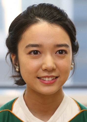 上白石萌音さんの笑顔のクローズアップ画像。