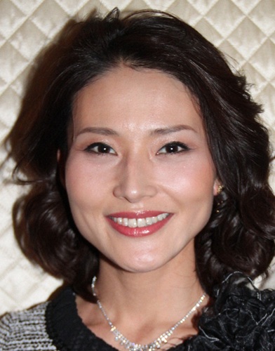 ネックレスと黒い洋服を着用し、微笑んでいる金子恵美さんのポートレート写真