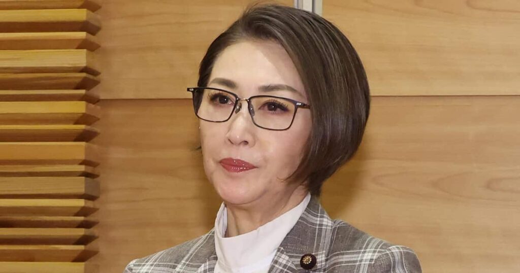 眼鏡をかけ、ジャケットを着用した三原じゅん子氏の近影。国会議員としての公式なポートレート。