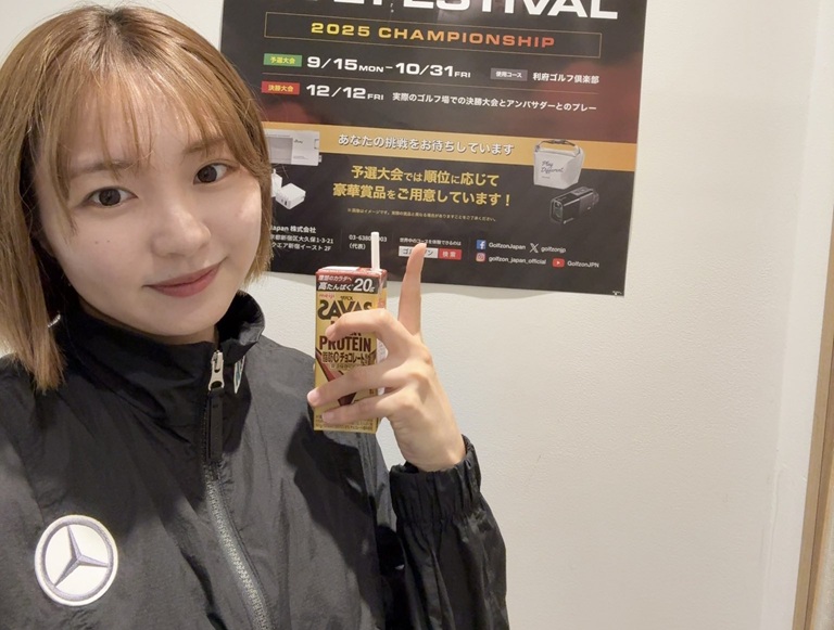 黒いジャケットを着てプロテインドリンクを持つ三浦桃香さん