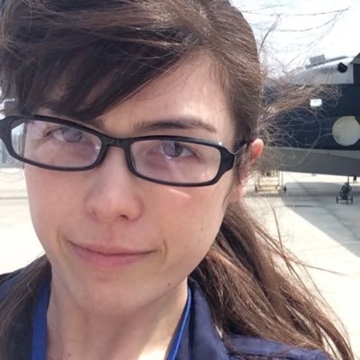 眼鏡をかけた小野田紀美氏の顔写真