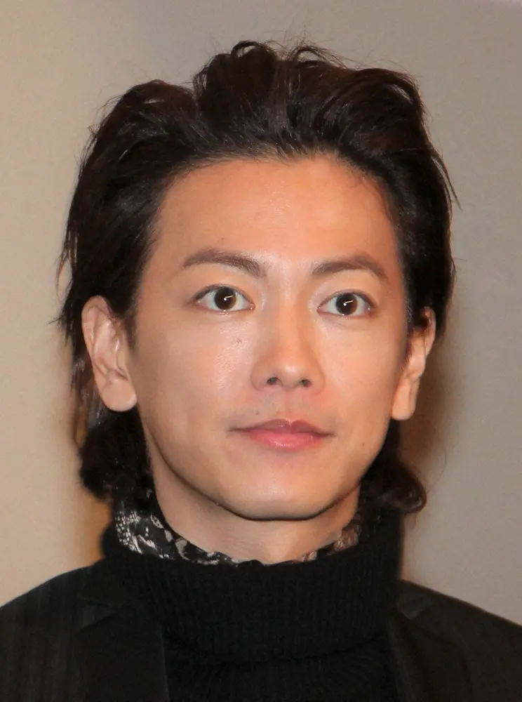 佐藤健さんの真剣な表情のクローズアップ画像。