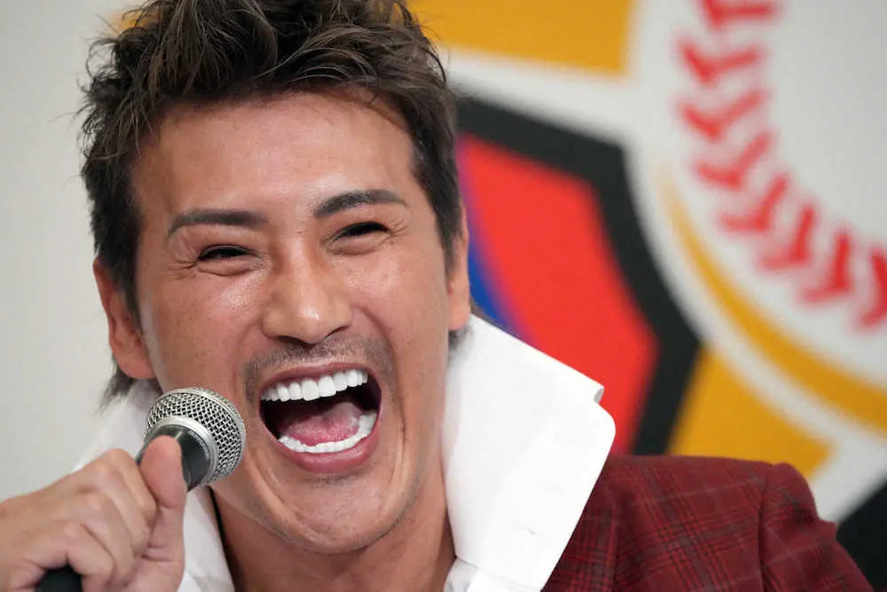 マイクを持って笑顔で会見する新庄剛志監督