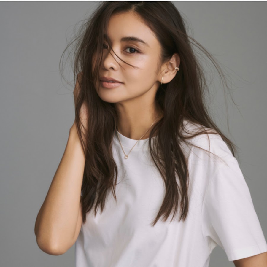 白いTシャツを着た滝沢眞規子さんのポートレート