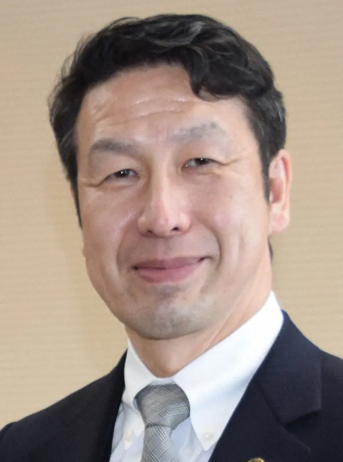 スーツ姿で少し微笑む米山隆一氏の顔写真