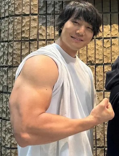 筋肉を誇示する青木マッチョさん