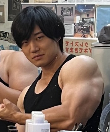 筋肉を誇示する青木マッチョさん