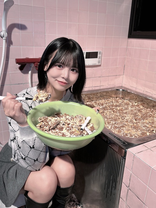 水野まゆさんがお風呂のような場所で、大量の牛丼（らしきもの）に囲まれている。