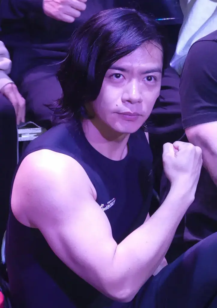 筋肉を誇張する野田クリスタルさん