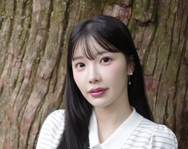 白い服を着たえみ姐さんの画像