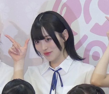 アイドルグループ「高嶺のなでしこ」メンバーの春野莉々（はるのりり）