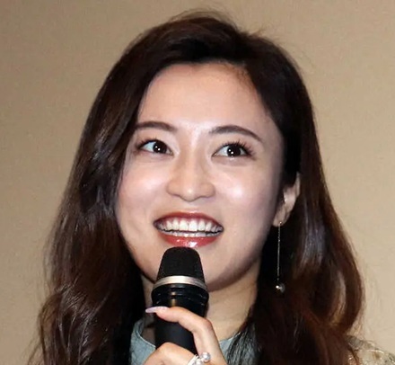 マイクを持って微笑む小島瑠璃子さん