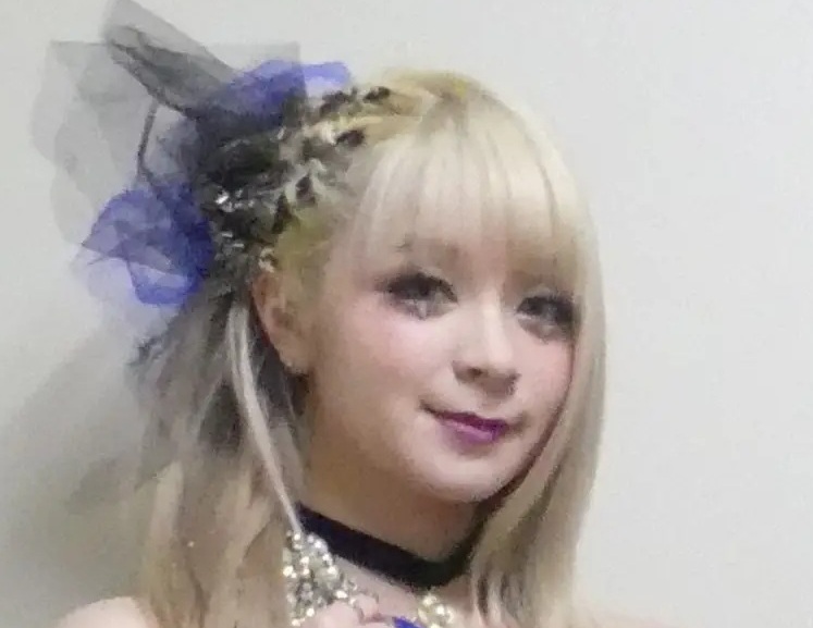 金髪とカラーコンタクトでハーフ顔メイクを施したGARNiDELiAメイリアの顔写真