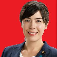 笑顔で正面を見つめる小野田紀美議員の顔写真`