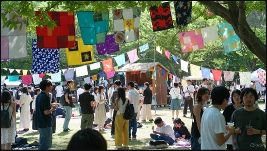 マヒトゥ・ザ・ピーポーが主催する投げ銭制野外フェス「全感覚祭」の、自由で創造的な学びの場としての風景