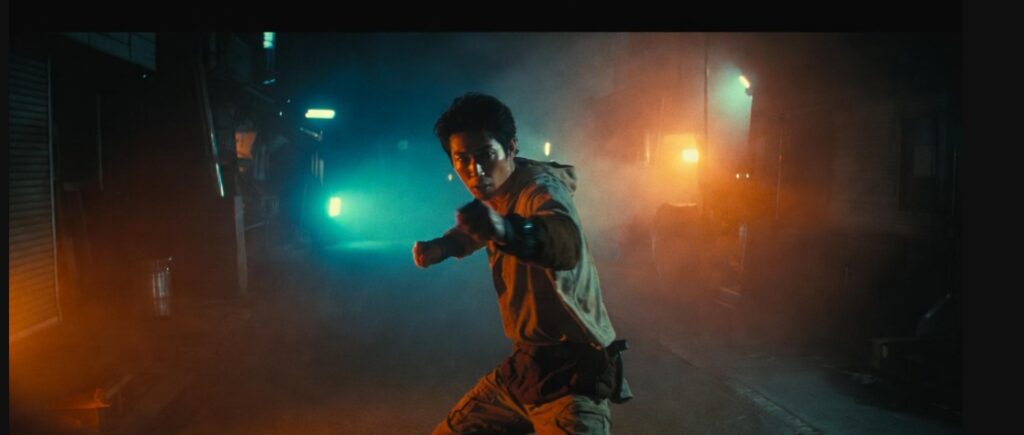 映画撮影セットでダイナミックなアクションポーズを決める日本人俳優