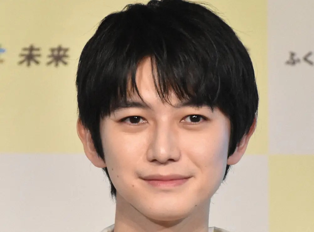 穏やかな表情を見せる俳優の本郷奏多