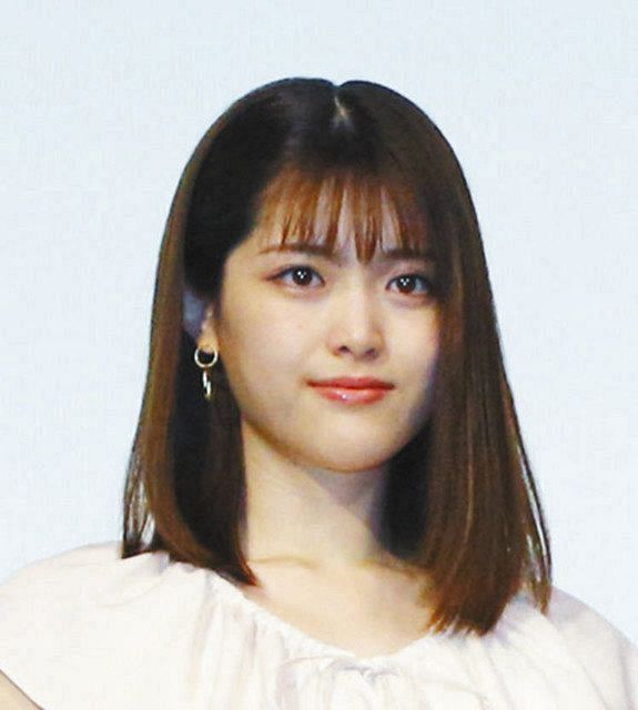 松村沙友理の曲線的で丸みのある輪郭と骨格がわかる正面画像