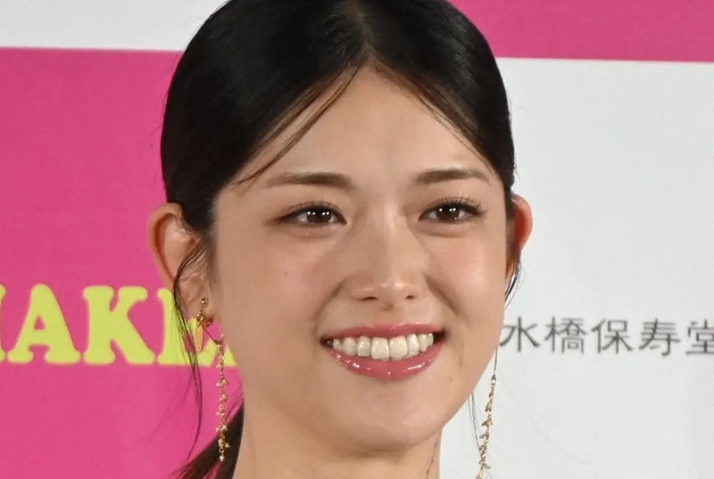 松村沙友理のタレ目と涙袋が強調された笑顔のアップ画像