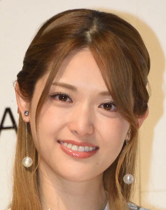 現在の松村沙友理の華やかな笑顔のアップ