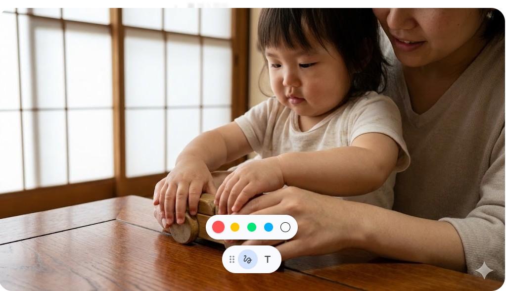 和室で木の車のおもちゃを使って親子で遊ぶ様子