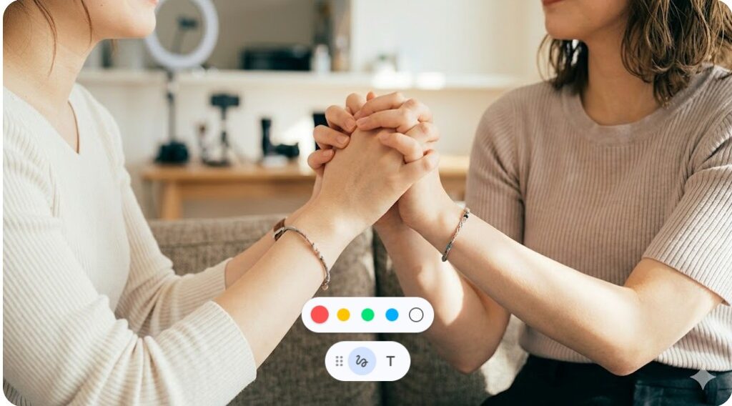 一生友子のユニット名の由来である「一生友達」の絆を象徴する、手を固く繋ぎ合わせたシーン