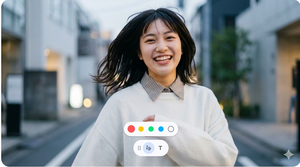 雑誌Seventeenの専属モデル時代をイメージした、はつらつとした笑顔でポーズを決める日本人女性モデルのカット。