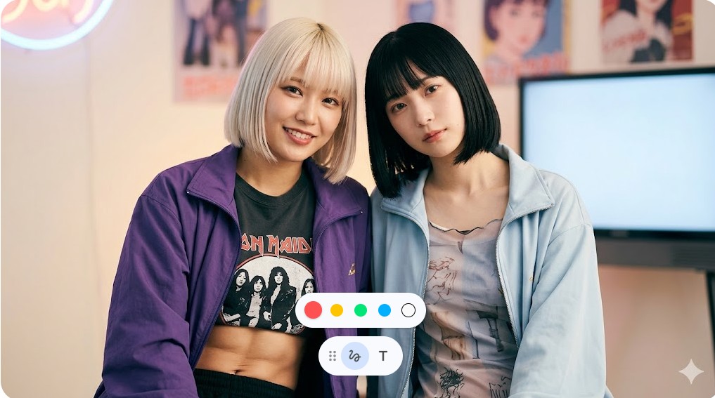 健康的に割れた腹筋を披露する金髪ボブの女性と、寄り添う黒髪ボブの女性